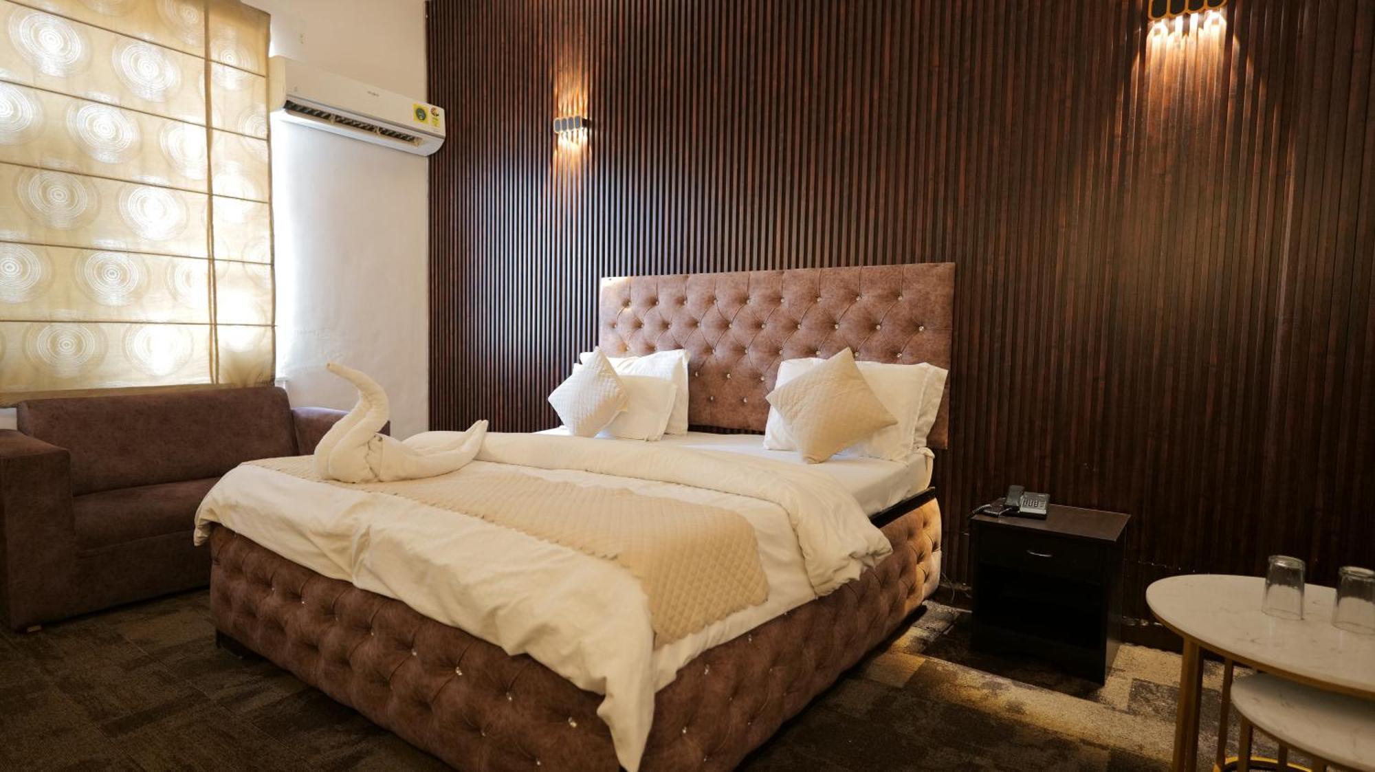 Hotel Kuber - Sonipat Murthal Rāi Dış mekan fotoğraf
